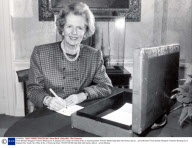 Prime Minister Margaret Thatcher Working On A Dispatch Box Inside Her Office At No 10 Downing Street. Pkt1507-56756 Daily Mail Obit Section (pkt 2) ...prime Minister