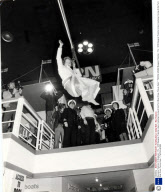 Baroness Thatcher Of Kesteven - Pm - 1979 Margaret Thatcher Uses A 'jackstay' During A Visit To A Boat Show. Picture Desk ** Pkt5742-423282