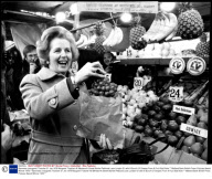 Baroness (margaret) Thatcher 21 Jan 1978 Margaret Thatcher At Wentworth Street Market Petticoat Lane London E1.with A Bunch Of Grapes From A Fruit Stall Note ** Midland Bank British Press Pictures Award Winner 1978.**