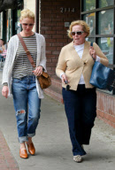 Katherine Heigl and her mother Nancy grab a bite together