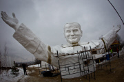 Johannes Paul II.: Riesige Papst-Statue im polnischen Wallfahrtsort Tschenstochau steht vor Enthüllung