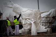 Johannes Paul II.: Riesige Papst-Statue im polnischen Wallfahrtsort Tschenstochau steht vor Enthüllung