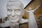Johannes Paul II.: Riesige Papst-Statue im polnischen Wallfahrtsort Tschenstochau steht vor Enthüllung