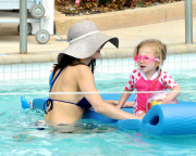 Bethenny Frankel And Daughter Bryn Enjoy A Day Poolside In Miami