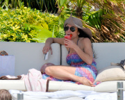 Bethenny Frankel And Daughter Bryn Enjoy A Day Poolside In Miami