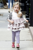 Sarah Jessica Parker`s Twins Stop to Play while Walking to School