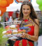 Alessandra Ambrosio gives cupcakes to photographers!