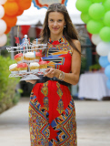 Alessandra Ambrosio gives cupcakes to photographers!