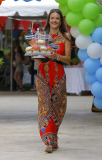 Alessandra Ambrosio gives cupcakes to photographers!