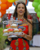 Alessandra Ambrosio gives cupcakes to photographers!