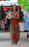 Alessandra Ambrosio gives cupcakes to photographers!