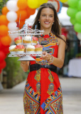 Alessandra Ambrosio gives cupcakes to photographers!