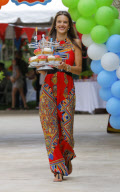 Alessandra Ambrosio gives cupcakes to photographers!