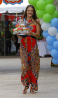 Alessandra Ambrosio gives cupcakes to photographers!