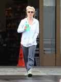 Britney Spears steps out with bad skin, buys junk food