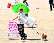 Gwen Stefani Takes The Kids To The Beach 