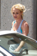 Britney Spears starts off her week visiting the dance studio