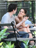 Ny Luke Kirby and Katie Holmes on the set of "Mania Days".