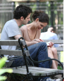 Ny Luke Kirby and Katie Holmes on the set of "Mania Days".