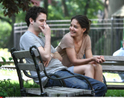 Ny Luke Kirby and Katie Holmes on the set of "Mania Days".