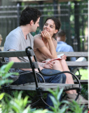 Ny Luke Kirby and Katie Holmes on the set of "Mania Days".