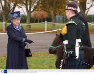QUEEN ELIZABETH II VISITING THE 1ST BATTALION OF THE ARGYLL AND SUTHERLAND HIGHLANDERS TO PRESENT THE WILKINSON SWORD OF PEACE, HOWE BARRACKS, CANTERBURY, KENT, BRITAIN - 09 NOV 2004