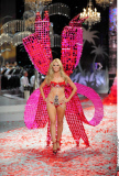 FL: 2008 VICTORIA'S SECRET FASHION SHOW - RUNWAY