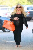A Very Pregnant Jessica Simpson Has Dinner With The Family