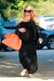 A Very Pregnant Jessica Simpson Has Dinner With The Family