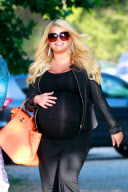 A Very Pregnant Jessica Simpson Has Dinner With The Family