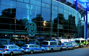 Hunderte MSV Fans stürmen nach dem Verlust der Lizenz das MSV Stadion in Duisburg 