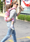 Jennifer Garner and daughter Seraphina get groceries
