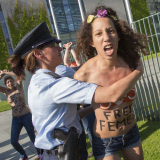 FEMEN Protest vor dem Kanzleramt in Berlin