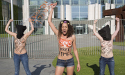 FEMEN Protest vor dem Kanzleramt in Berlin