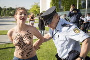 FEMEN Protest vor dem Kanzleramt in Berlin