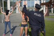 FEMEN Protest vor dem Kanzleramt in Berlin