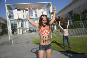 FEMEN Protest vor dem Kanzleramt in Berlin