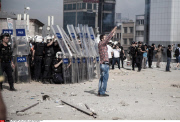 Turkey : Riot police retake Istanbul's Taksim Square
