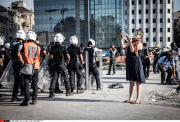 Turkey : Riot police retake Istanbul's Taksim Square