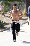 *EXCLUSIVE* Colin Farrell bares his Toned Abs during a Shirtless Run