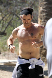 *EXCLUSIVE* Colin Farrell bares his Toned Abs during a Shirtless Run