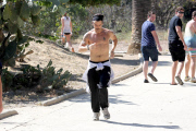 *EXCLUSIVE* Colin Farrell bares his Toned Abs during a Shirtless Run
