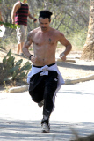*EXCLUSIVE* Colin Farrell bares his Toned Abs during a Shirtless Run