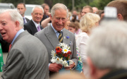 Glückwünsche für den frischgebackenen Opa - Prinz Charles beim Besuch in Bugthorpe