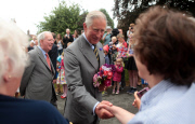 Glückwünsche für den frischgebackenen Opa - Prinz Charles beim Besuch in Bugthorpe