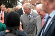 Glückwünsche für den frischgebackenen Opa - Prinz Charles beim Besuch in Bugthorpe