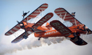 Waghalsige Manöver zwischen Himmel und Erde: Wingwalkerin Nikita Salmon