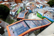 384 m lange Rolltreppe erleichtert Auf- und Abstieg in Medelliner Slum Comuna 13