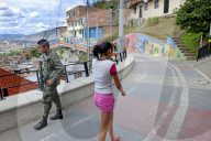 384 m lange Rolltreppe erleichtert Auf- und Abstieg in Medelliner Slum Comuna 13