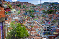 384 m lange Rolltreppe erleichtert Auf- und Abstieg in Medelliner Slum Comuna 13